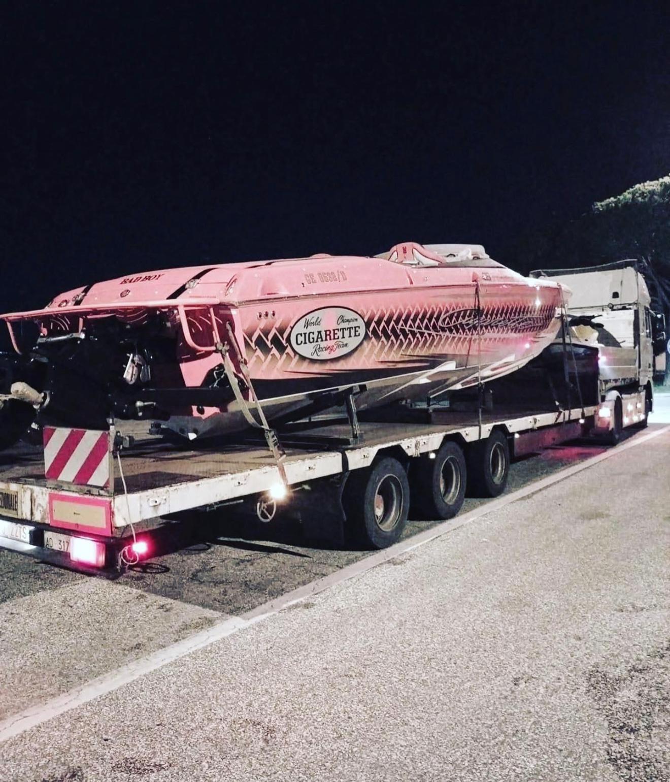 Motoscafo sportivo rosa durante un trasporto notturno